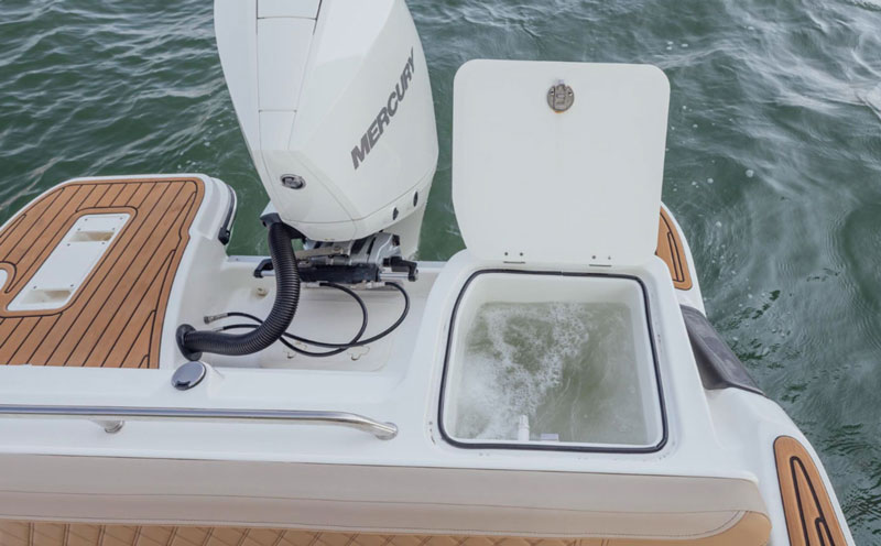 stern of the bayliner t22sc side console fishing boat